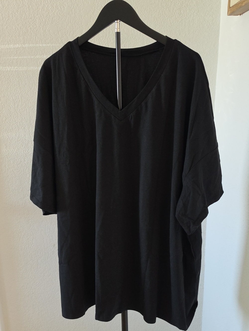 Men's Black V-Neck Short Sleeve Tee